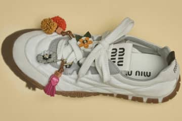 ミュウミュウ“ホワイトスエード”スニーカー＆エンボスロゴ入り半月型レザーバッグ