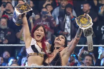 【WWE】イヨ・スカイ　「リヨ」でアスカ＆カイリから女子タッグ王座奪取！〝棚橋殺法〟も披露