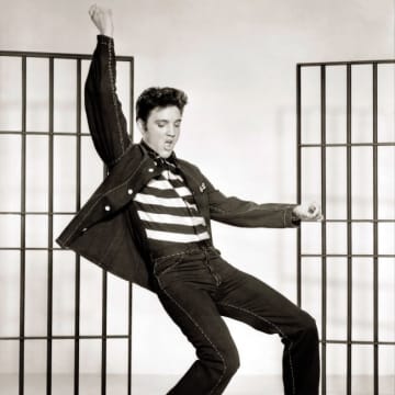 エルヴィス・プレスリー、見知らぬ女性に車をプレゼント