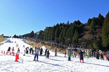 「こたつから出られない…」そんな人必見『こたつみかん』が躍動、神戸のスキー場謎企画