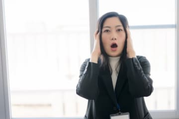 「担当と同じお店に入ったらダメ」でランチ難民に！教え方バラバラ、筒抜けのLINE……異様な職場の実態にドン引き