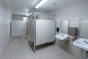 男子高校生が “9人以上” で1人を囲み トイレ内で『暴行』動画が “SNSで拡散” し「本当に申し訳なかった」と反省 ネットでコメント殺到し話題に「周りのやつら何楽しそうに笑ってんの？止めなかったやつも責任とってほしい」「被害者の子、いかにも優しそうなやり返さない子じゃん。。」