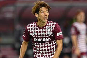 JリーグMVPモデル妻が結婚12年目の夫婦“晴れ着”ショット　仲睦まじい一枚に喝采「半端ない」「すごく素敵」