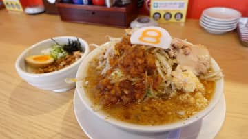 北陸のソウルフード「8番らーめん」が作った“二郎系”　なぜ北陸に出店しない?