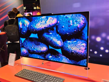 Lenovo、透明スタンドが目を引く一体型PC。タッチパッドをペン操作できるノートも