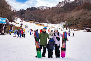 佐久スキーガーデン パラダ、キッズランド利用者5,000人突破　三連休は“遠出しない雪あそび”1月12日「スキーの日」にお菓子まきイベントを実施