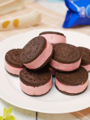 材料3つで作れる♪ピンクの生チョコがかわいい「ブラックピンクオレオサンド」