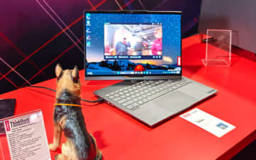 何その魔法。コンコンと叩くと画面が開く「ThinkBook Plus Gen 7 Auto Twist」