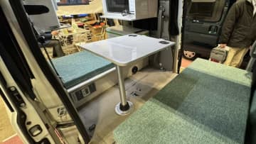 「軽だからこそ成立する」「使える室内空間」車内に入ると…印象が大きく変わる。換気・遮光・プライバシーまで抜かりなし軽キャンパー。