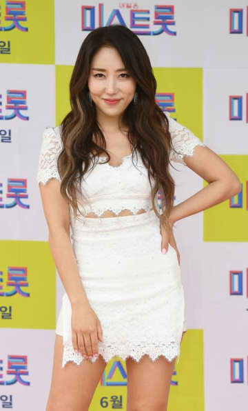 “カレシの妻”にTVで不倫告発された韓国女性歌手、降板した番組に登場で騒然…今後はどうなる？