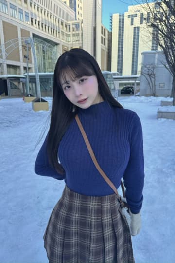 元AKB48の25歳、ぴたぴたニットの雪国コーデが「なんて可愛いんだ」　鈴木優香の投稿が話題