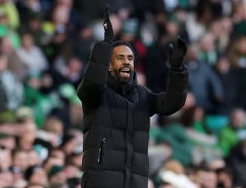 「近年最悪の出来事」「残念だ」日本人トリオ所属の名門、８戦６敗の指揮官を１か月で電撃解任→宿敵ファンは揶揄＆落胆「誰もが感謝するだろう」