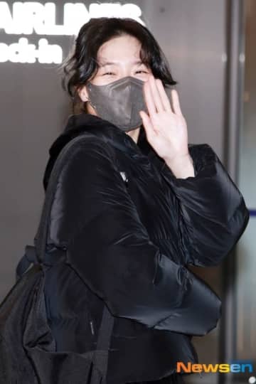 【PHOTO】パク・ギュヨン、海外スケジュールのため出国