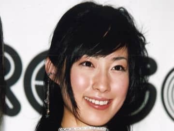 佐藤寛子「子ども父親告白」43歳俳優に飲酒降板19歳女優も…「踏んだり蹴ったり」特撮ファン憤りの作品