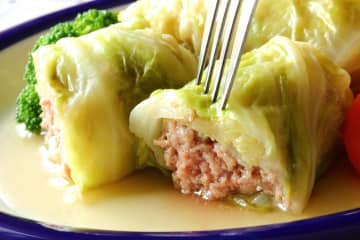 三國シェフが驚きのウマさ『ロールキャベツ』のレシピを公開！ご飯をつなぎに使い簡単に作れると話題に「作り方がすごくシンプル！なのに食欲そそられる、、」「ロールキャベツに ごはんを 入れるのは、目から鱗 です。」