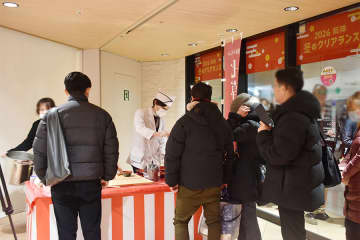 阪神で「七草がゆ」振る舞い、250杯が35分で配布終了…朝8時にサラリーマンの姿も