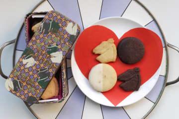 ケイタマルヤマ26年バレンタインクッキー缶、馬型サブレを“チェス柄”パッケージに