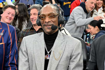 スヌープ・ドッグ、ウォリアーズ対クリッパーズ戦のNBA中継で独自の存在感