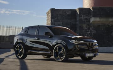 アルファ ロメオ、「ジュニア」180台限定車「イブリダ インテンサ」 グロスブラックを基調にゴールドのアクセントを採用