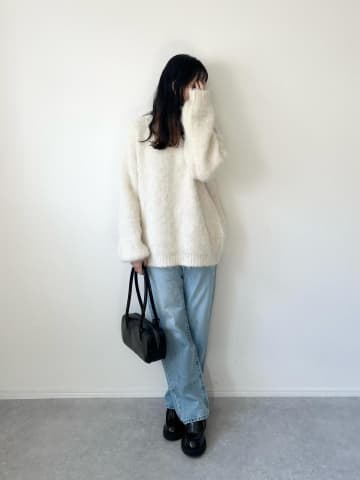 冬こそ【ライトブルー】が正解かも！ 40・50代が真似したい「最旬ジーンズコーデ」