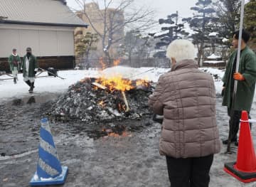 どんど焼きで参拝客やけど　北海道函館市の神社