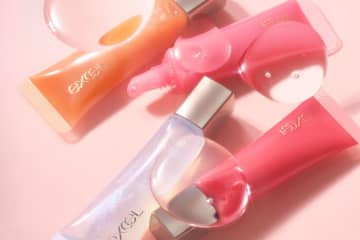 エクセル26年春コスメ”むっちり厚膜”リップグロス「パンプフルドロップ」ぽってりボリューム唇に