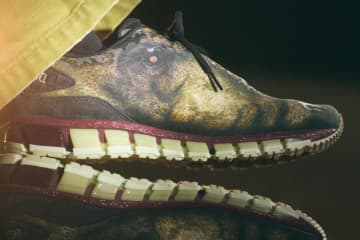 アシックス×ダブレット“恐竜の頭”スニーカー、歯と歯茎を表現した凹凸ソールで