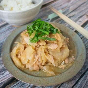 【ごま油香る、とろっと食感】ご飯が止まらない！めんつゆで煮るだけの時短レシピ「大根とツナのしみしみ煮」