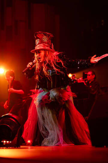 結成43年目を見据えたPERSONZが卓抜のブラスセクションとの晦日ライブで提示した、"バンドのピークは常に今この瞬間"という流儀