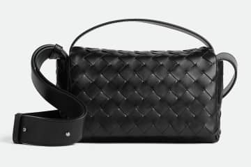 ボッテガ・ヴェネタの”フラップ式”イントレチャートミニバッグ、取り外しハンドル＆ストラップで3WAY