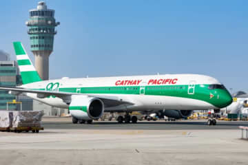 早速運用入り！ キャセイ、 A350-900「80周年塗装機」運航開始！ ジャンボにも復活