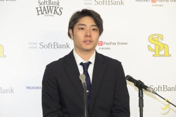 鷹・松本裕樹が契約更改でサイン　「去年よりも投げる」昨季は自身初のタイトル獲得