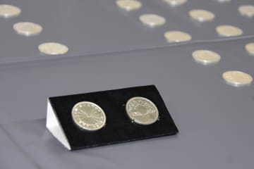 偽造銀貨両替疑い4人逮捕　昭和天皇の在位60年記念