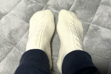 寒くても靴下履いて寝てはいけない、驚きのデメリットあった　靴下屋は「レッグウォーマー」を推奨