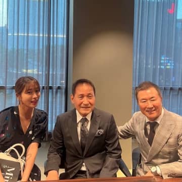 イ・ミンジョンが故アン・ソンギさんを追悼→公の場でハートポーズお断り【PHOTO】