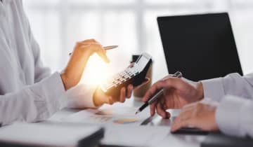 証券会社の担当者に「毎月3万円を投資信託に積み立てれば、老後が楽になります」と勧められました。住宅ローンと教育費で今でも苦しいのですが、無理してでも始めるべきでしょうか？