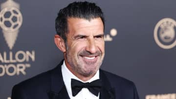 フィーゴ氏が人混みにまじり明治神宮に初詣!?　ごった返す南神門や東京の夜景、富士山、寿司などのフォト公開 　「Amazing time in japan」と日本堪能