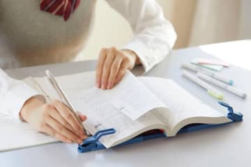 キングジム、ブッククリップ「ツイップ」を2月に発売。A6～B5の本をしっかり固定してページめくりも簡単