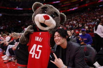 アストロズ入団の今井達也がNBAロケッツの試合を観戦、地元ファンから大歓声！球団公式も「タツヤ・イマイへ温かい歓迎」