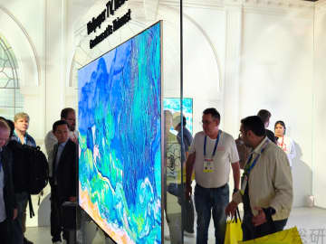 【CES現地】驚異の厚さ9ミリ。韓国LG、米で極薄テレビを披露　“壁紙”のような一体型復活