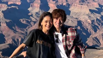 「素敵な写真に涙があふれた」みちょぱ＆大倉士門  初詣“いちゃいちゃショット”を披露　大胆ハグやおどける様子も