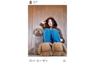 Kōki,、モコモコのうさぎスリッパを履いて愛犬と戯れる写真公開　「うさちゃんの耳がぴょんぴょん可愛い！」
