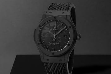 ヨウジヤマモト×ウブロ“オールブラック”腕時計、ブラックのカモ柄ダイヤル