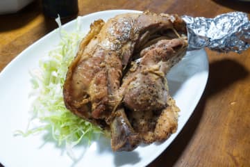 【現役板前が伝授】豪快な『山賊チキン』のレシピを公開 ニンニクと山椒が香る長野のご当地グルメ風アレンジが話題に「これは見てるだけで美味しそう。山椒がまたいいですね！！」「スゴいチキンですね。大将の実食の音聞いてヨダレ出ました」