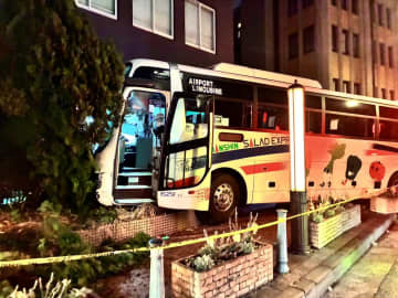 【速報】神戸市で空港リムジンバスがビルに突っ込む事故　運転手・乗客の計９人けが