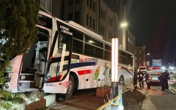 神戸でバスが建物に衝突9人負傷　関西空港発神戸三宮行き