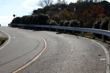24歳男性のBMWが “歩道” を『爆走』看板の柱につっこみ “大破” ネットでコメント殺到「地元民ですが、事故現場は左にカーブしています。かなりスピード出してカーブをそのまま直進してつっこんだんじゃないかな。」「見た感じノーブレーキで突っ込んでいる感じですね。」