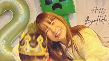 「背がすごい伸びた」スザンヌ 息子をギュッと抱き寄せ12歳誕生日をお祝い！“マイクラ”で飾り付けられた盛大なパーティーに「愛がいっぱい」