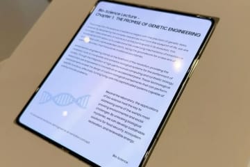 Samsungのシワなし折りたたみディスプレイが初披露！GalaxyとiPhoneの対決は新ステージへ