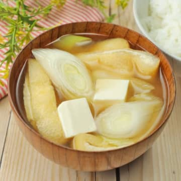 【ダマされたと思ってみそ汁にコレ入れて】同じ味で飽きた人ほどハマる！みそ汁の簡単裏技レシピ4選